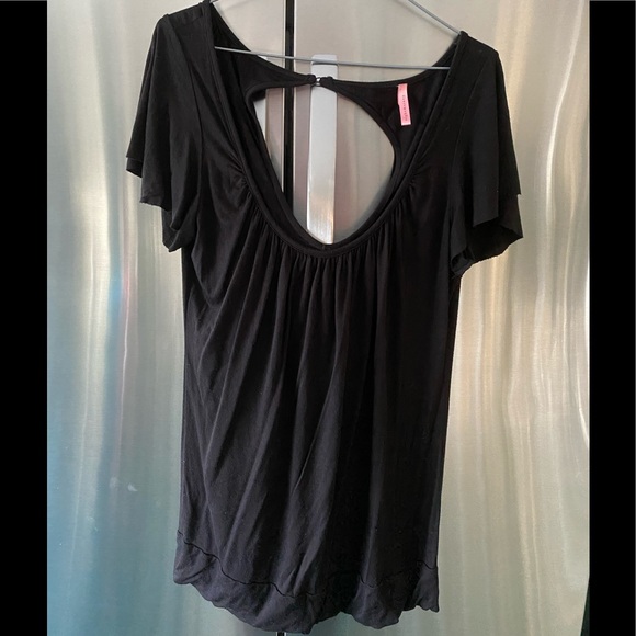 Black top with button on back - Picture 1 of 4